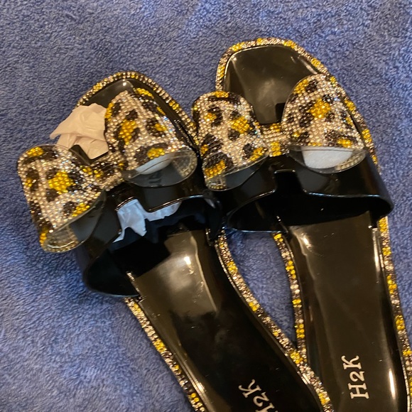 H2K Slippers trimmed in sparkling rhinestones bow in animal print size 8  new - Picture 2 of 5